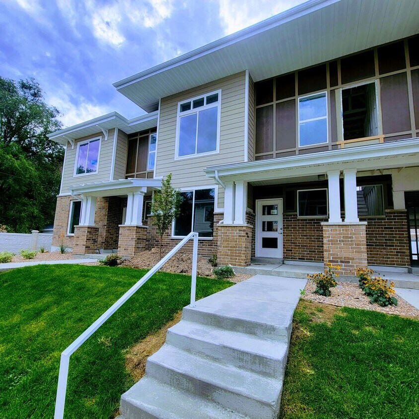 Foto principal - Stunning Townhome!