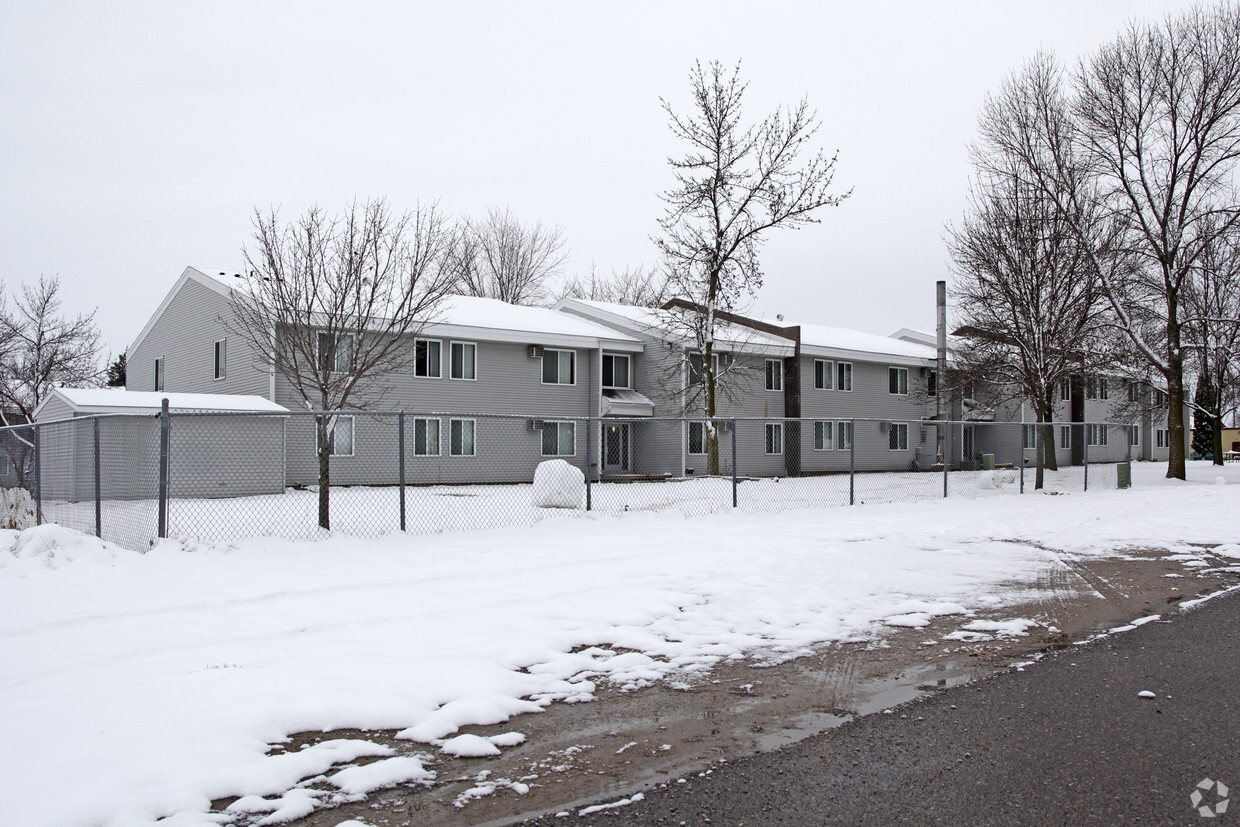 Building Photo - Golf View Apartments