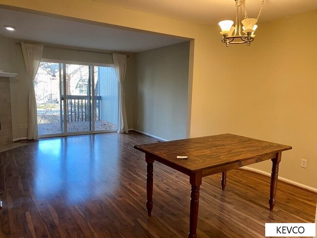 Foto del edificio - AVAILABLE NOW: Tri-Level Townhome in Centr...