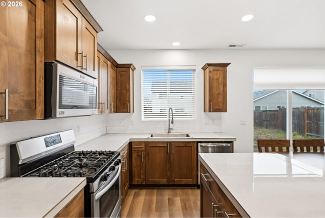 Foto del edificio - Stunning 3 Bedroom with Bonus Room | Solar Panels, Stainless Steel Appliances & Fenced Backyard