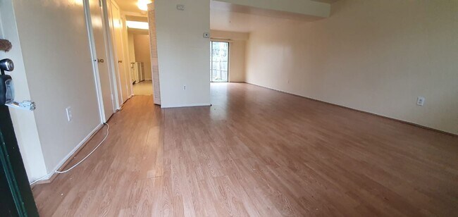 Foto del edificio - Condo for rent with parking and yard large...