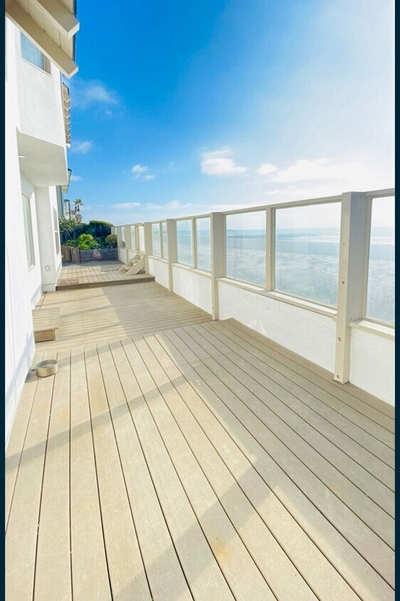 Foto principal - Fabulous 3 bedroom 2 bath tri-level home w...