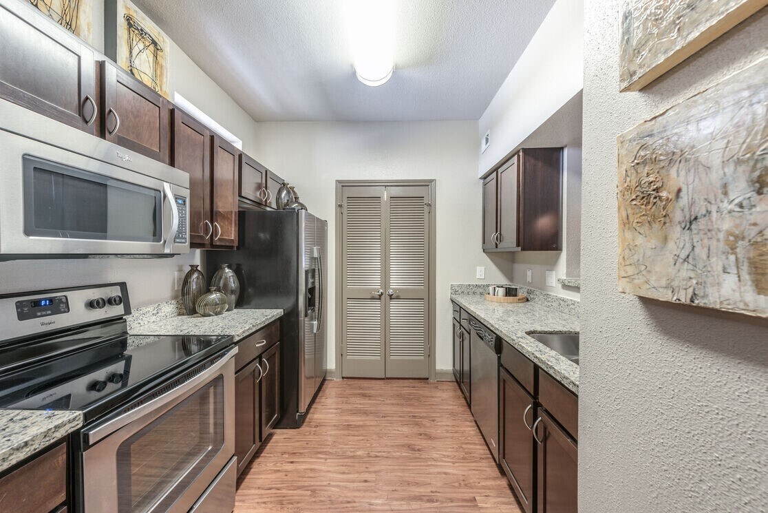 Foto principal - 5800 Woodway Dr