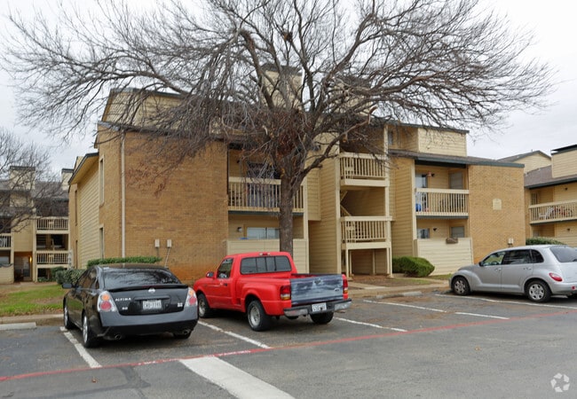 Building Photo - Carriage Park