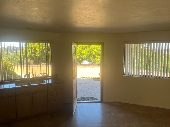 Building Photo - 2565 Bella Vista Dr
