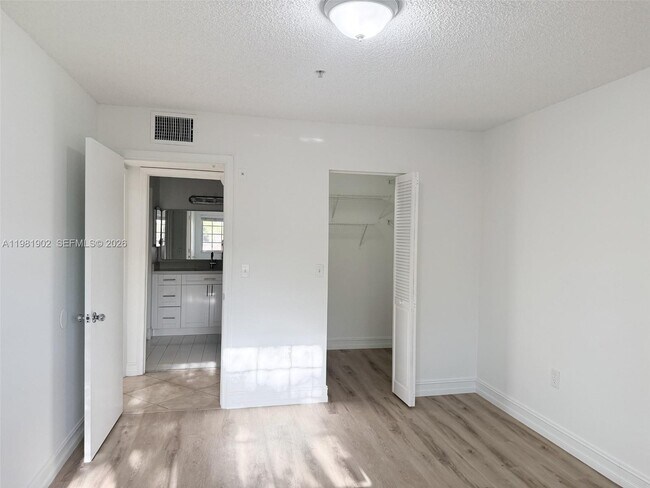 Foto del edificio - 2081 Renaissance Blvd