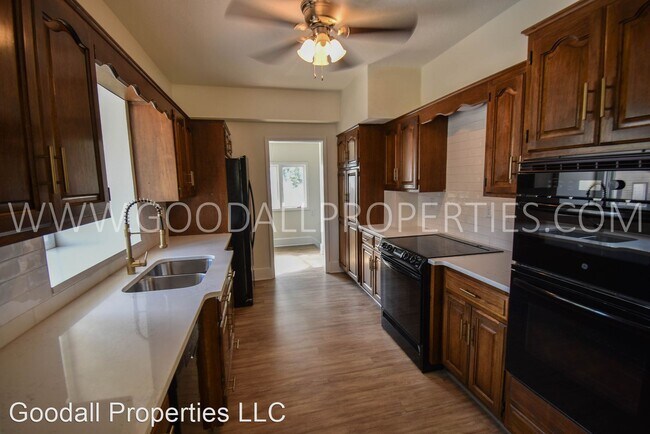 Building Photo - 4 br, 2 bath House - 900 Maple St