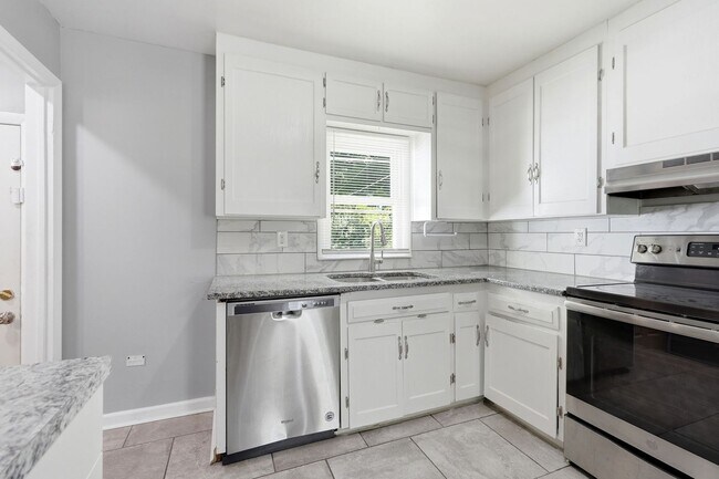 Building Photo - Charming 4-bedroom, 1.5-bath home available now