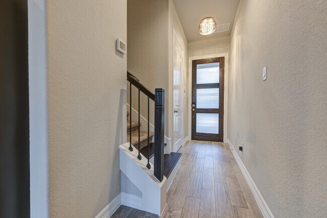 Building Photo - 11010 Cres Light Way