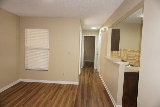 Building Photo - 2 Bedroom, 2 full Bath Townhouse with Scre...
