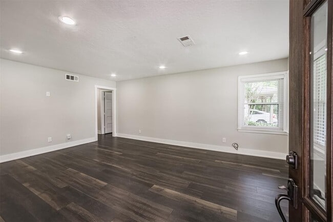 Building Photo - 4924 Mimosa Dr