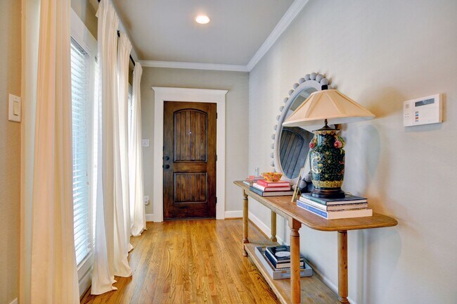 Building Photo - Charming Monticello Bungalow