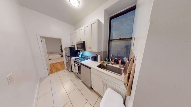 Building Photo - 221 E 83rd St