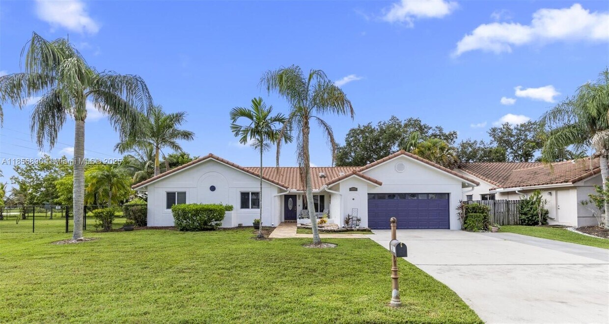 Foto principal - 15800 Surrey Cir
