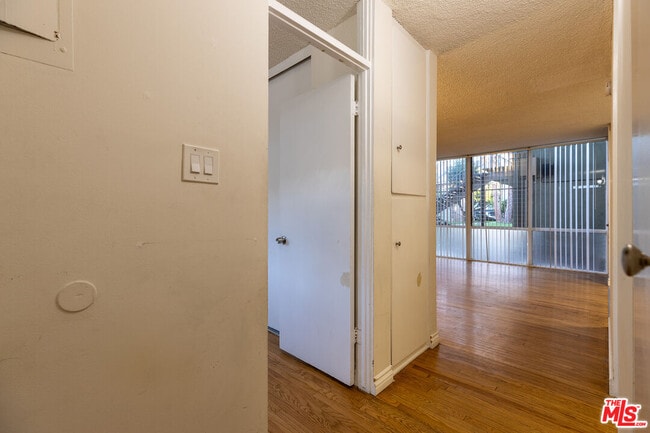 Building Photo - 11133 ROSE Ave