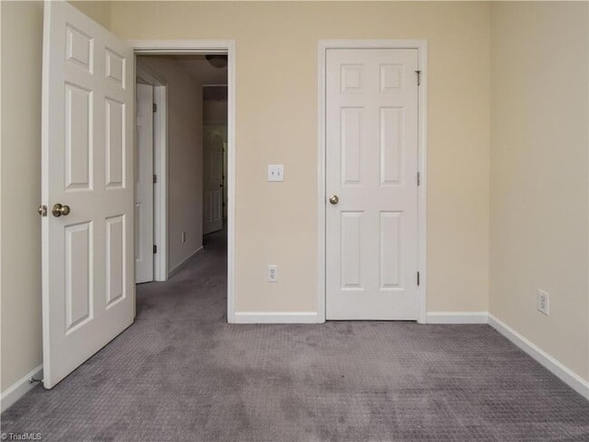Building Photo - 3922 Village Park Ct