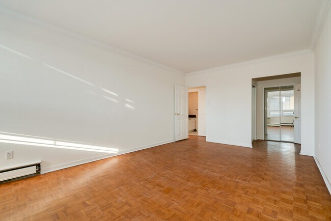 Photo du bâtiment - SUPER-SIZED superior suites in Forest Hill North