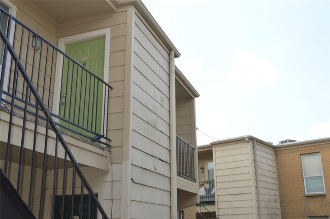 Building Photo - 8100 Creekbend Dr