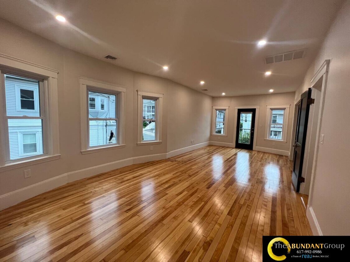 Foto principal - 151 Hillside Rd