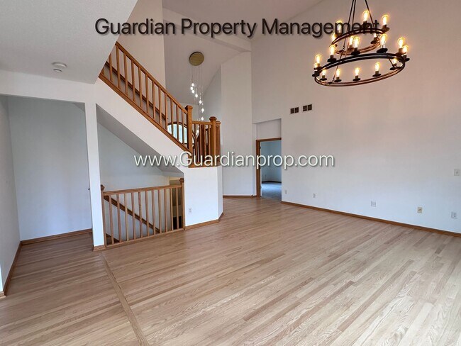 Foto del edificio - Minnetonka Home, 3 Car Garage, Large Primary, Updated Kitchen, Patio