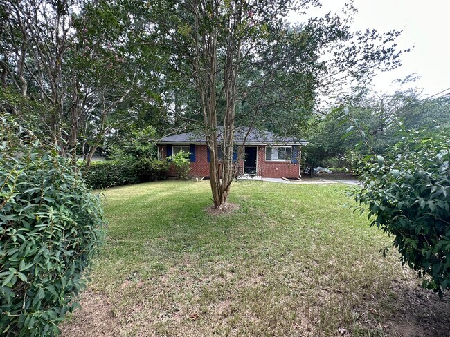 Building Photo - 102 E Mimosa Dr