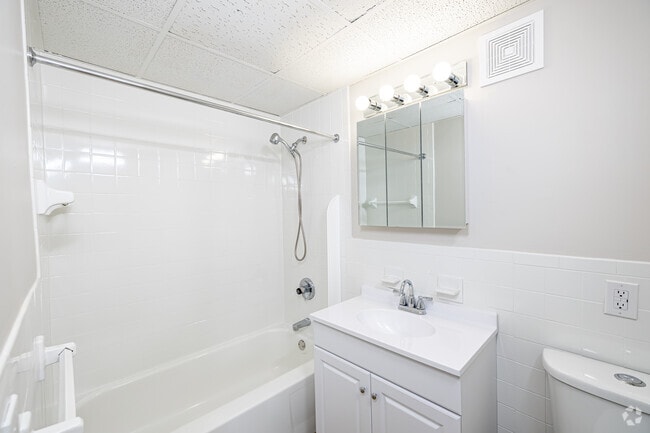 Studio- 468SF - Kitchen - Montcalm Heights Apartments