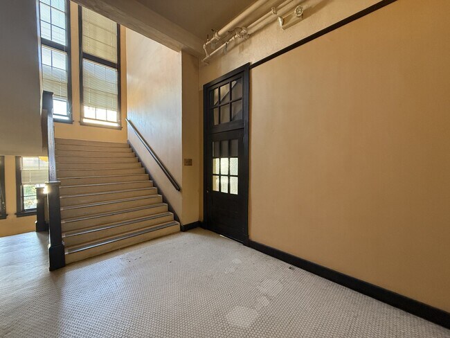 Foto del edificio - 301 Central Ave NE