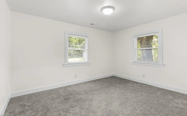 Building Photo - 511 Shepard St