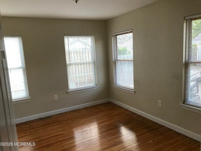 Building Photo - 112a 18th Ave