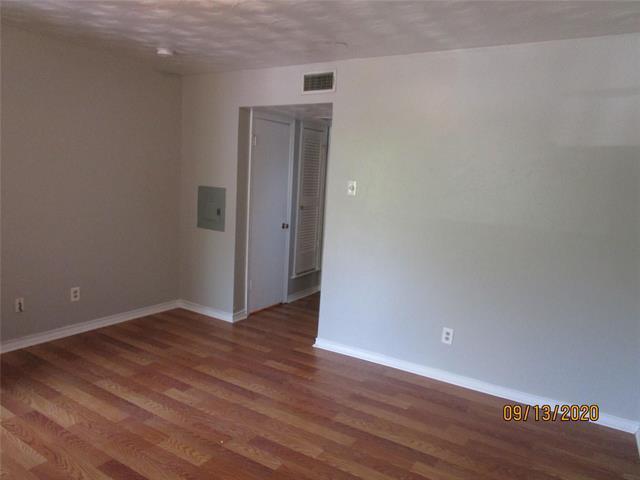 Building Photo - 2104 Oakhurst Dr