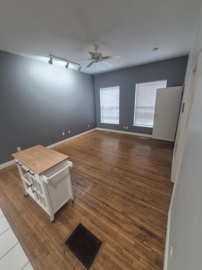 Building Photo - 162 Park St