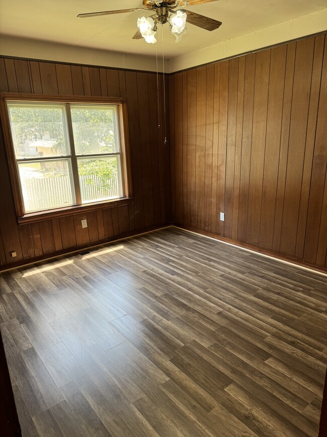 Building Photo - 311 N Green Ave