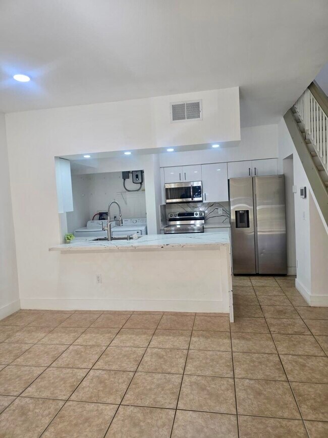 Foto del edificio - 18338 NW 68th Ave