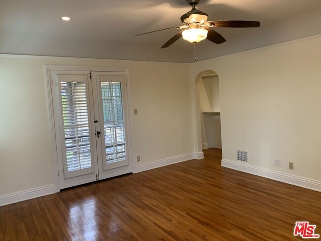 Building Photo - 1302 S Orange Dr