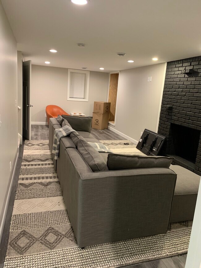 Sala familiar del sótano - 3100 W 55th St