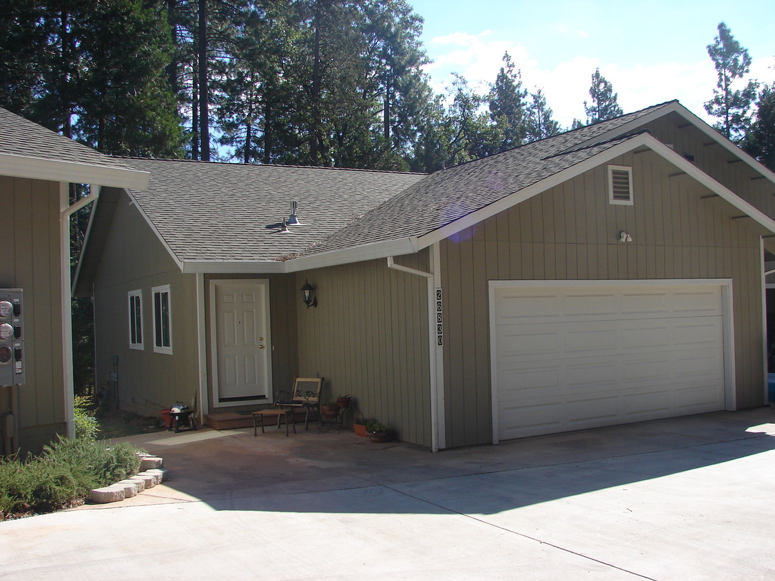 Building Photo - Silver Meadows