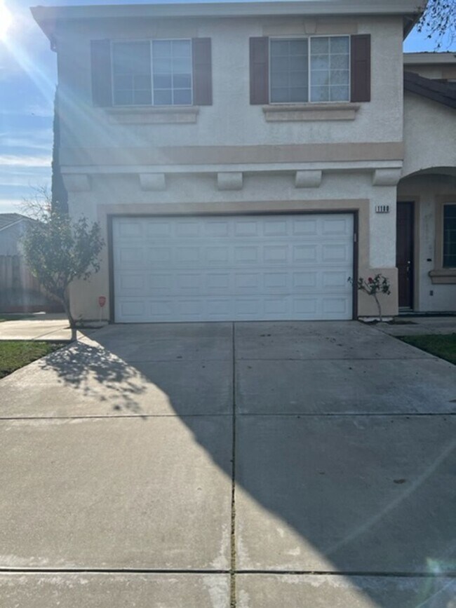 Building Photo - Conveniently Located Home
