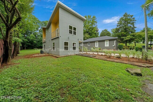 Building Photo - 1327 Brown Ave