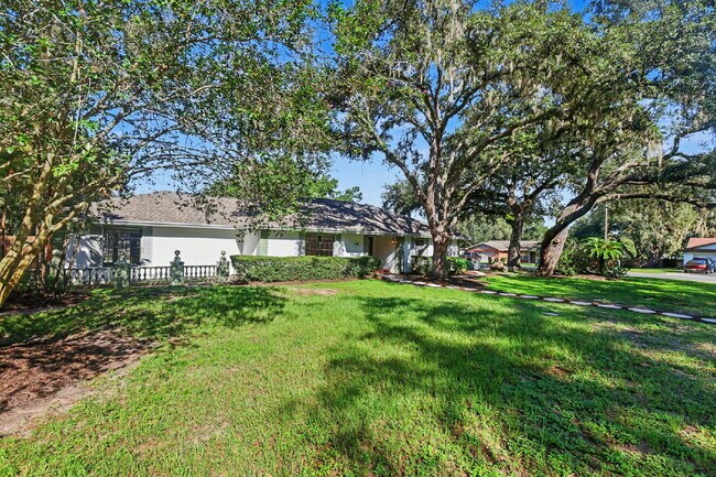 Foto del edificio - Recently Renovated 4-Bedroom + Den Pool Home in Temple Terrace