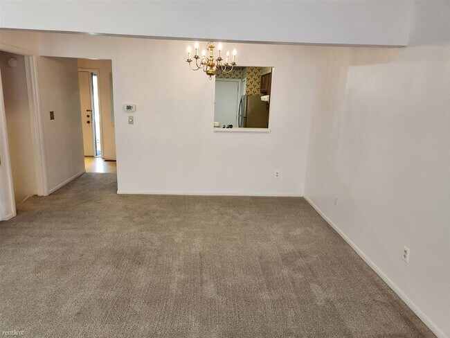 Building Photo - 3 br, 2.5 bath Condo - 2530 Traver Blvd