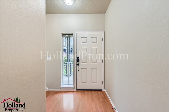 Foto del edificio - Spacious Townhome with A/C, Gas Fireplace & Water/Sewer Included!