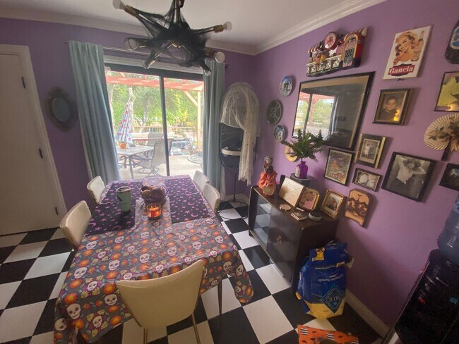 Foto del edificio - Super cool retro style townhome with invit...