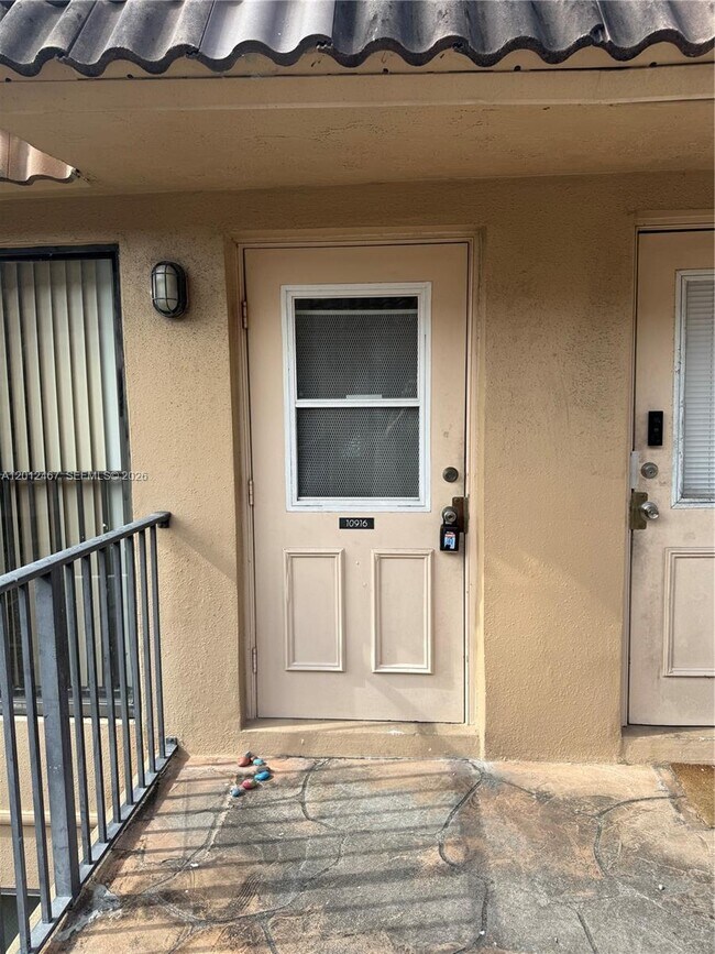 Foto del edificio - 10916 Royal Palm Blvd