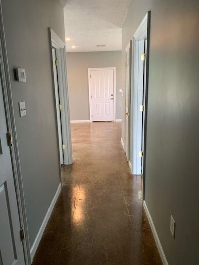 Building Photo - 2 bedroom 1 bath apartment in quite complex