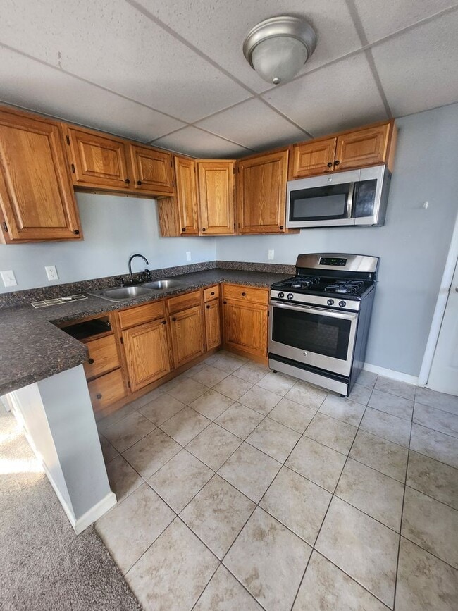 Building Photo - Lower one bedroom unit everything included.