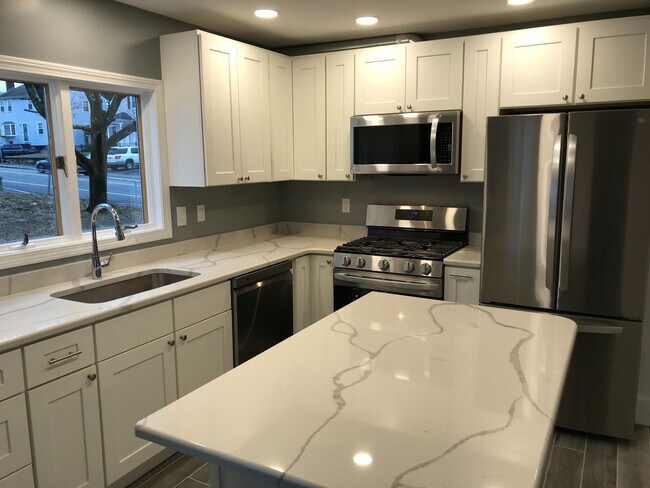 Building Photo - Renovated single-family home for rent in a highly convenient Braintree location!