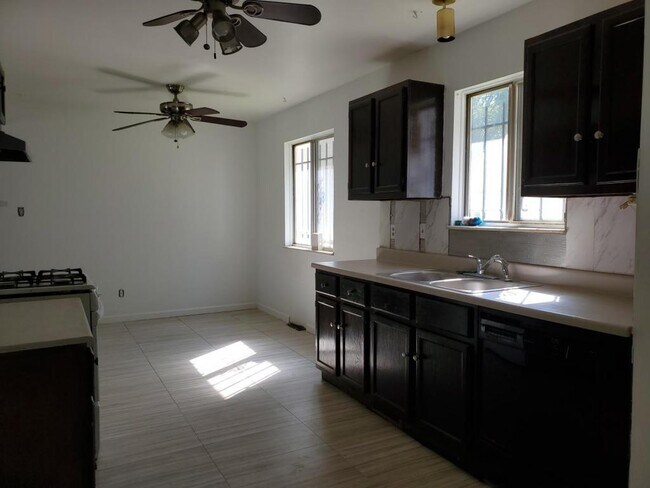 Foto del edificio - 16216 Kollin Ave