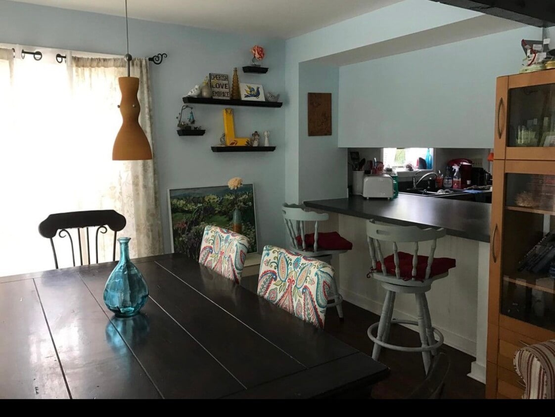 Pass through for easy dining - 17187 Wildwood Rd