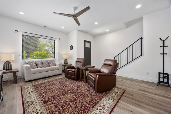 Building Photo - Downtown Townhouse