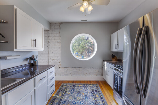 kitchen - 6644 Gravois Ave